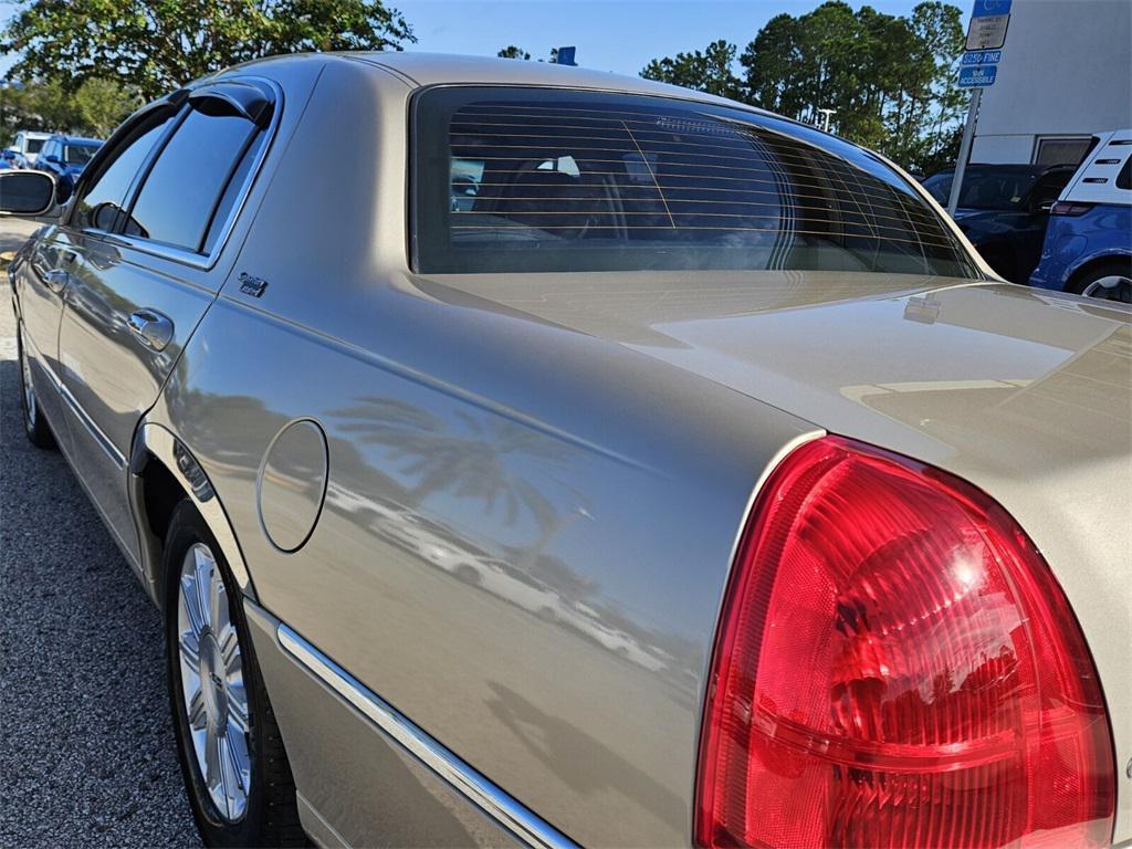 used 2008 Lincoln Town Car car, priced at $7,995