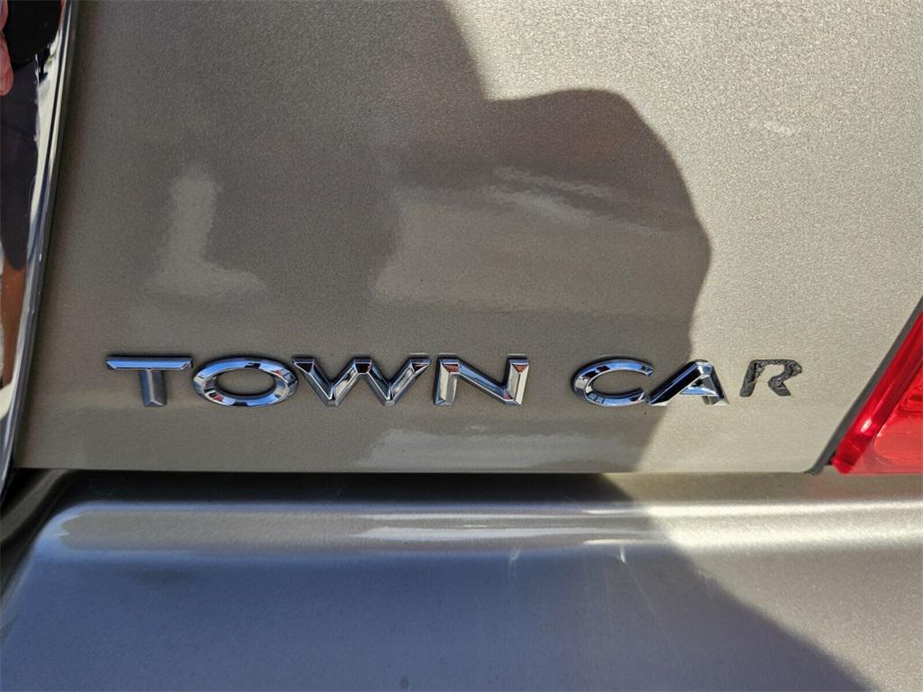 used 2008 Lincoln Town Car car, priced at $7,995