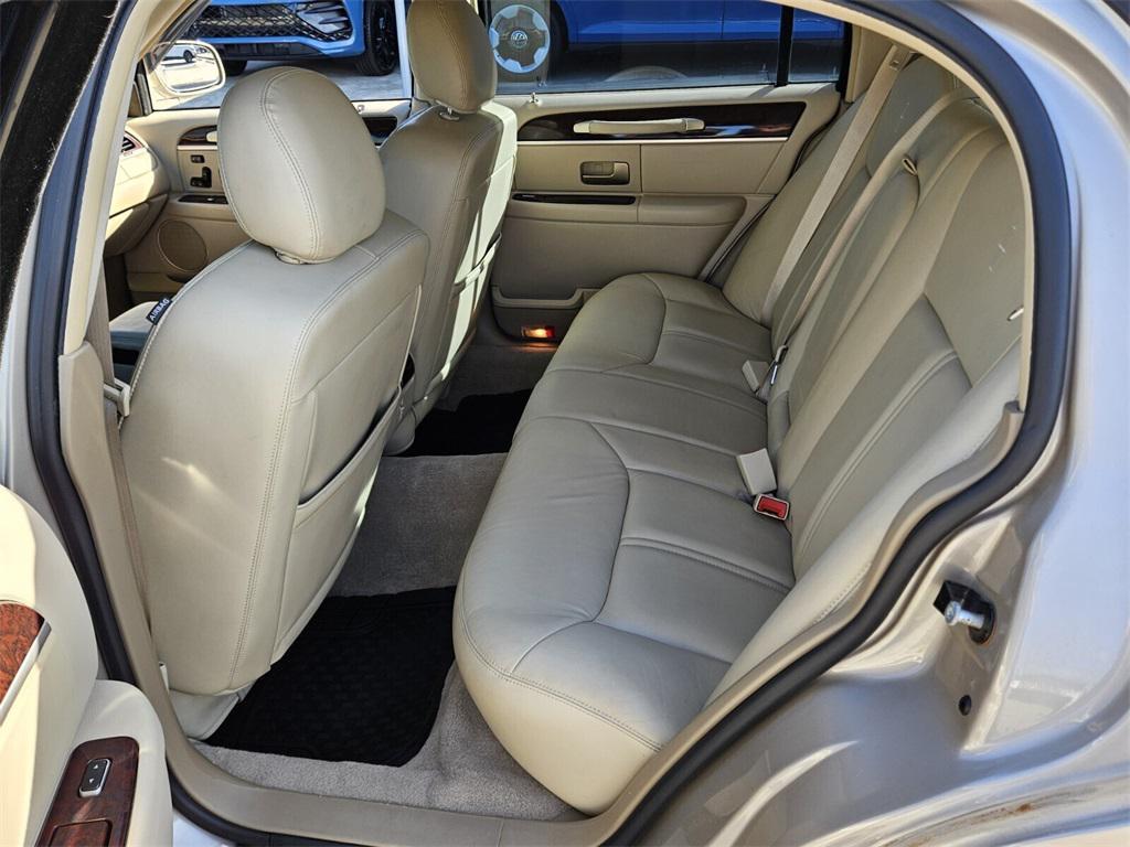 used 2008 Lincoln Town Car car, priced at $7,995