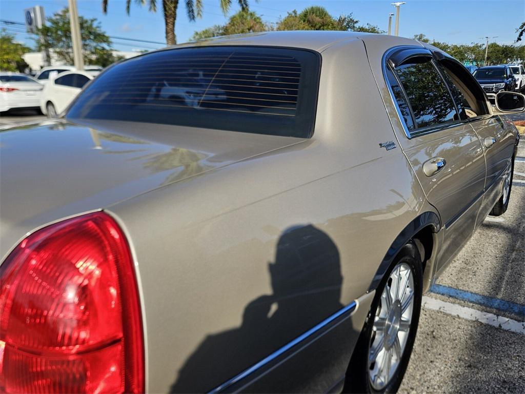 used 2008 Lincoln Town Car car, priced at $7,995