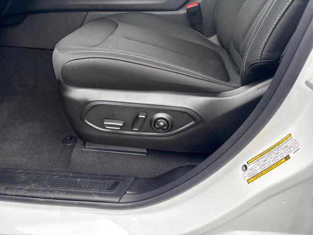 new 2025 Jeep Grand Cherokee car, priced at $38,320