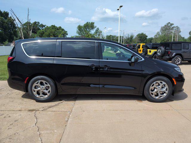 new 2024 Chrysler Pacifica car, priced at $45,052