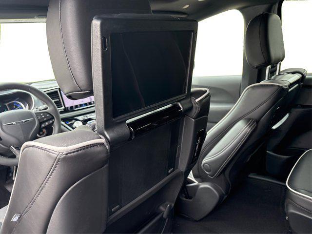 new 2025 Chrysler Pacifica Hybrid car, priced at $54,681