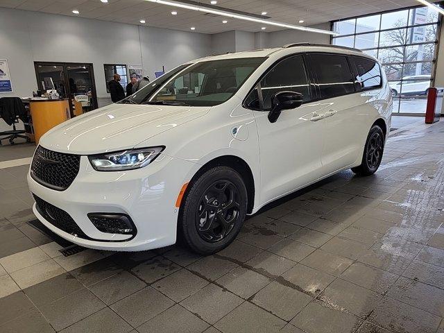 new 2024 Chrysler Pacifica Hybrid car, priced at $49,985