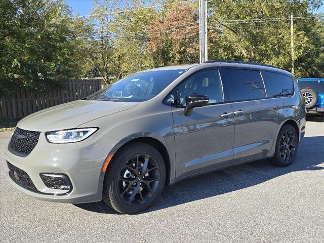 new 2025 Chrysler Pacifica car, priced at $52,678