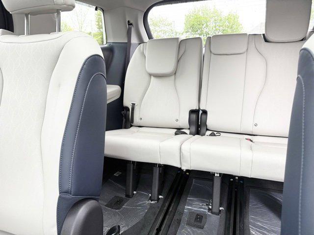 new 2025 Kia Carnival Hybrid car, priced at $53,255