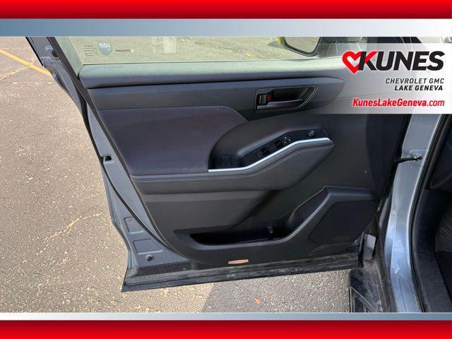 used 2023 Toyota Highlander car, priced at $29,713