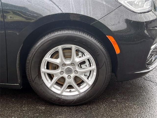 used 2024 Chrysler Pacifica car, priced at $27,339