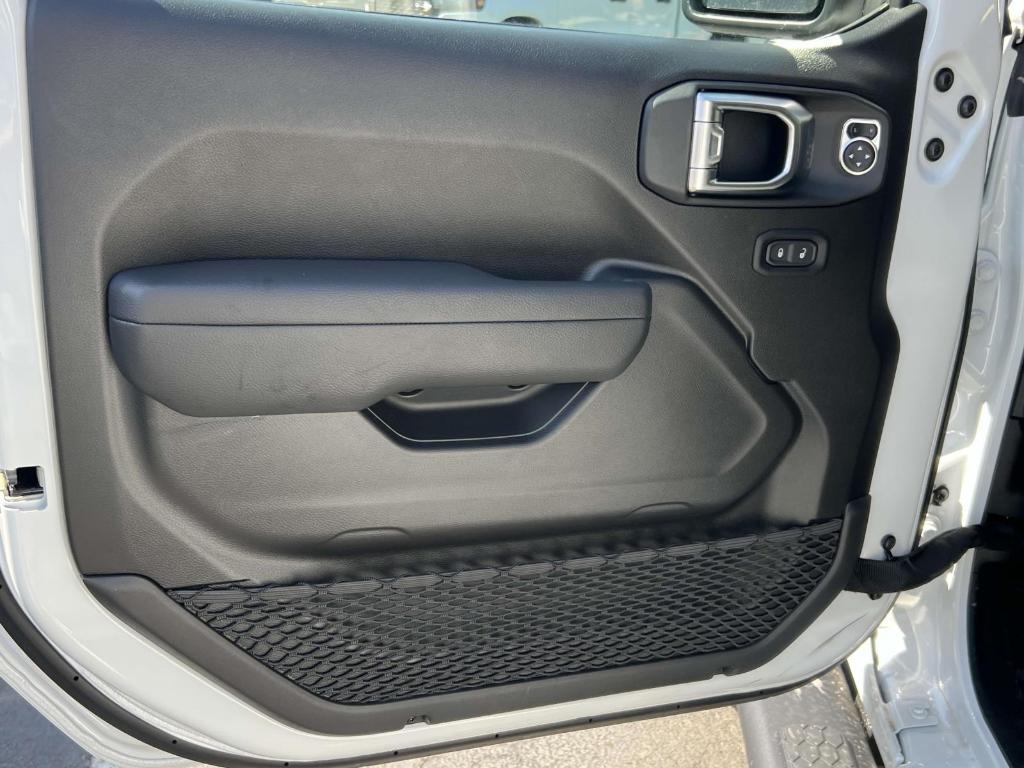 new 2025 Jeep Wrangler car, priced at $44,557