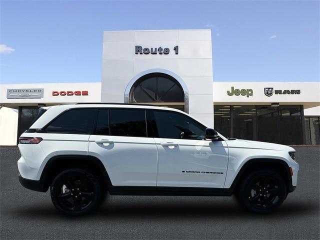new 2025 Jeep Grand Cherokee car, priced at $45,000