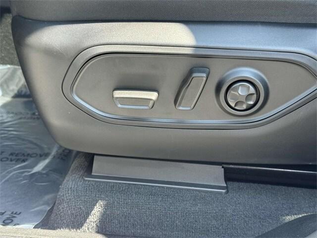 new 2025 Jeep Grand Cherokee car, priced at $45,000