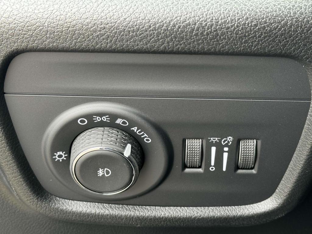 new 2025 Jeep Grand Cherokee car, priced at $45,128