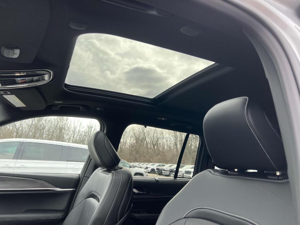 new 2025 Jeep Grand Cherokee car, priced at $47,628