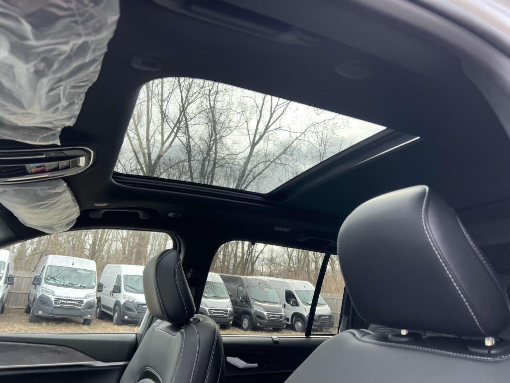 new 2025 Jeep Grand Cherokee car, priced at $45,012