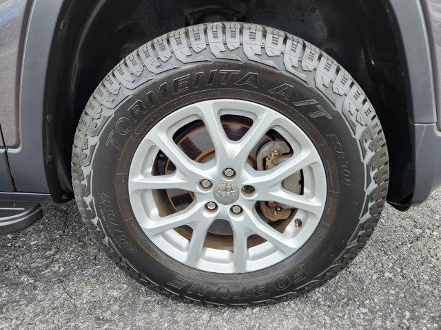 used 2018 Jeep Cherokee car, priced at $17,275