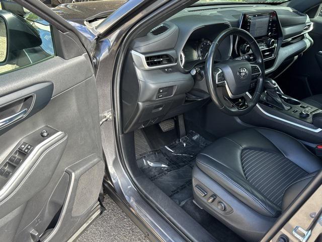 used 2022 Toyota Highlander car, priced at $34,295