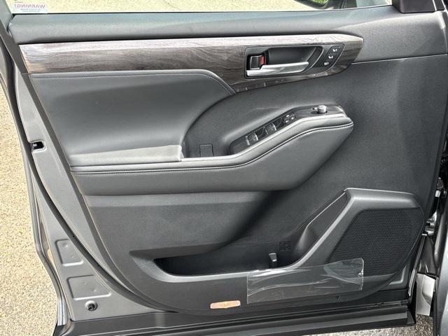 new 2025 Toyota Highlander car, priced at $53,185