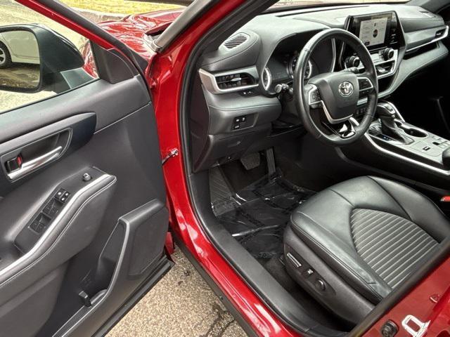 used 2023 Toyota Highlander car, priced at $38,999