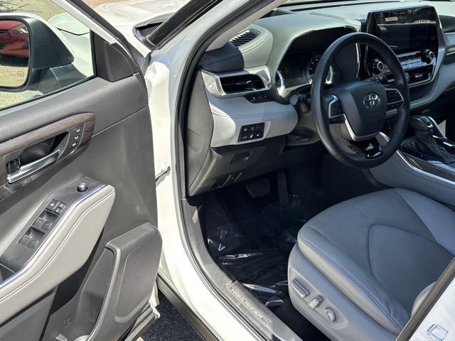 used 2022 Toyota Highlander car, priced at $39,999