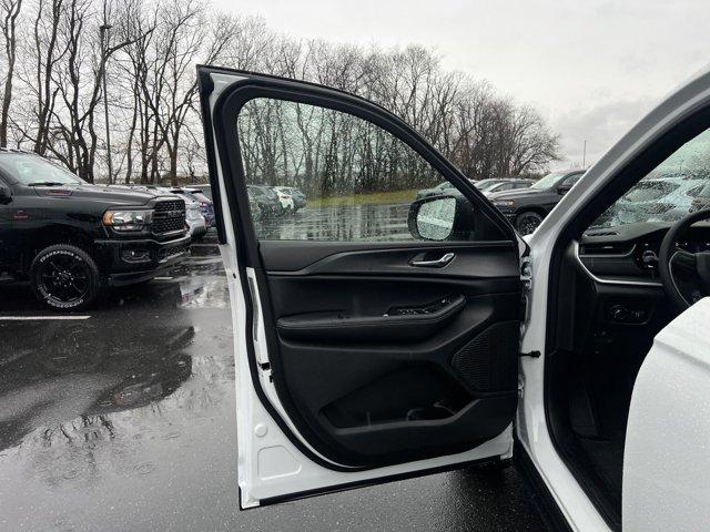 new 2025 Jeep Grand Cherokee car, priced at $39,193