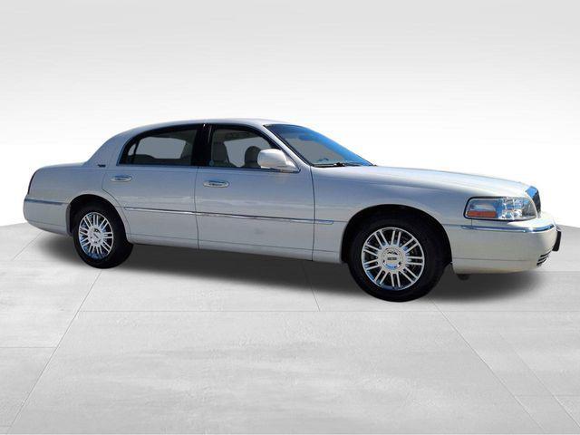 used 2007 Lincoln Town Car car, priced at $11,916