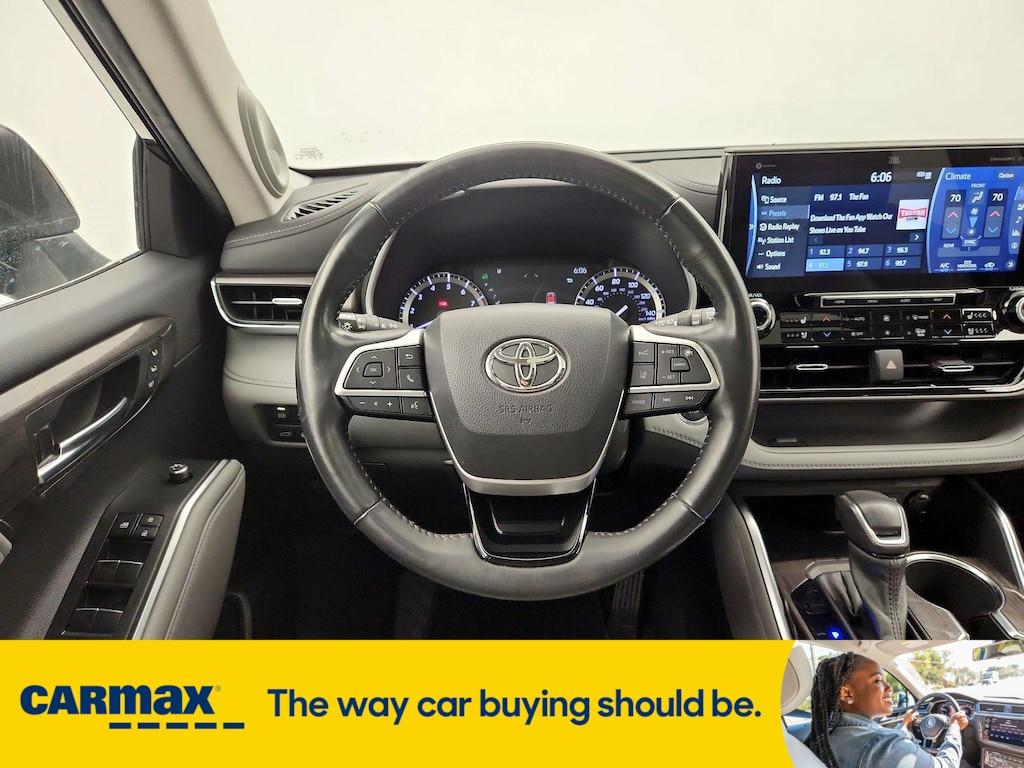 used 2022 Toyota Highlander car, priced at $36,998