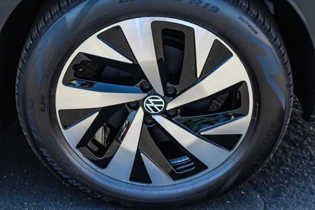 new 2025 Volkswagen ID.4 car, priced at $42,666