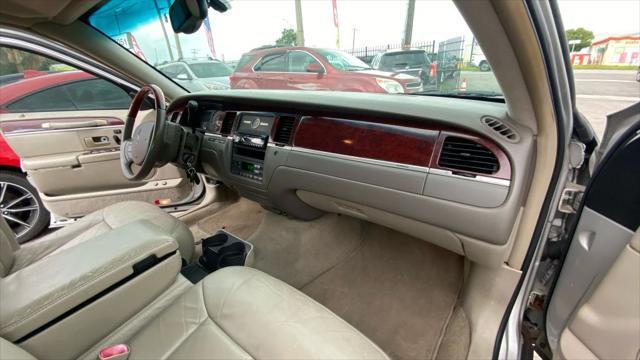 used 2005 Lincoln Town Car car, priced at $4,999