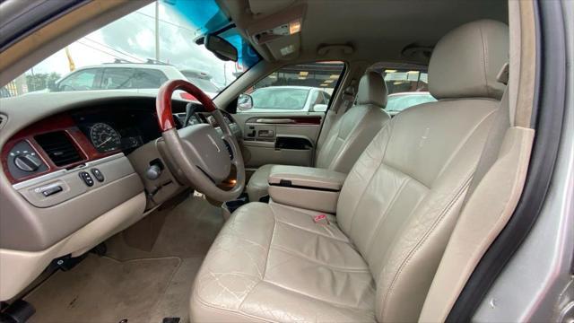 used 2005 Lincoln Town Car car, priced at $4,999
