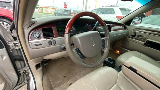 used 2005 Lincoln Town Car car, priced at $4,999
