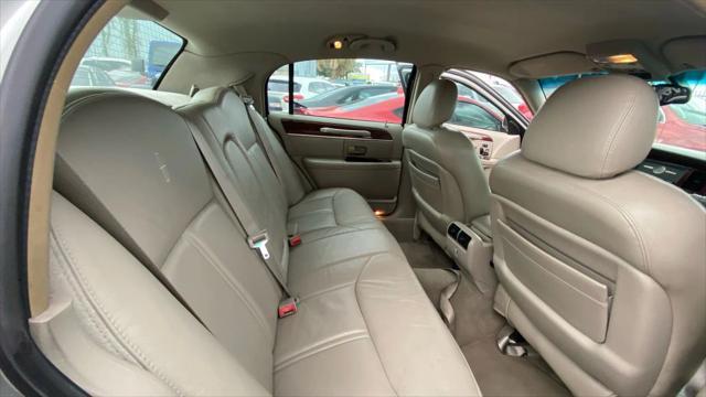 used 2005 Lincoln Town Car car, priced at $4,999