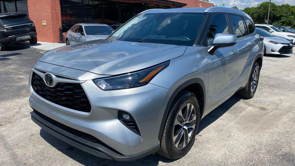 used 2023 Toyota Highlander car, priced at $27,499