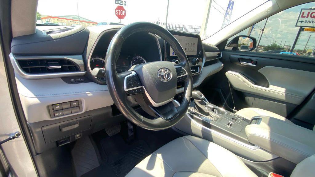 used 2023 Toyota Highlander car, priced at $27,499