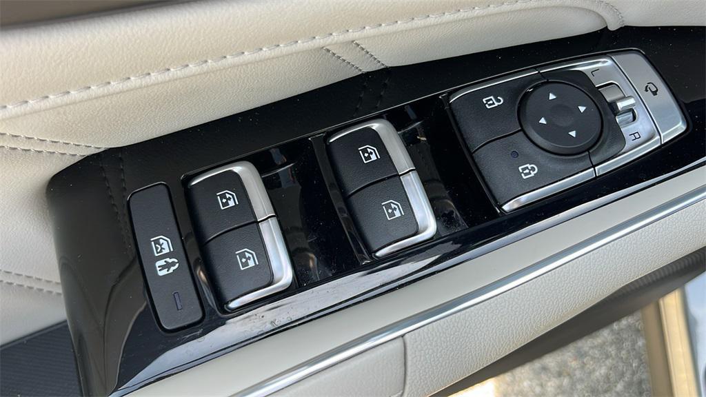 used 2023 Kia Sorento Plug-In Hybrid car, priced at $39,605