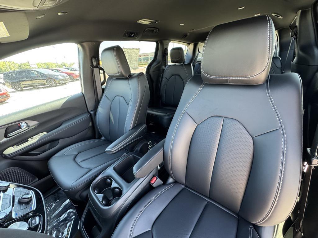 new 2025 Chrysler Pacifica car, priced at $42,918
