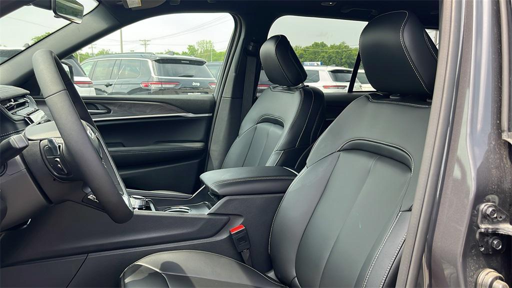 new 2025 Jeep Grand Cherokee car, priced at $46,153