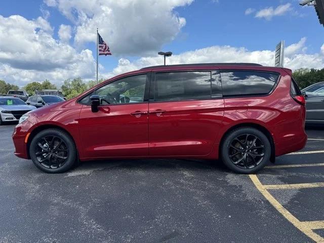 new 2024 Chrysler Pacifica car, priced at $43,610