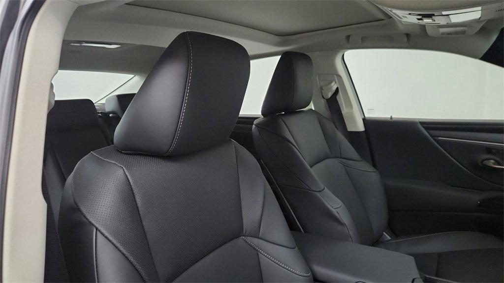 new 2025 Lexus ES 300h car, priced at $51,564