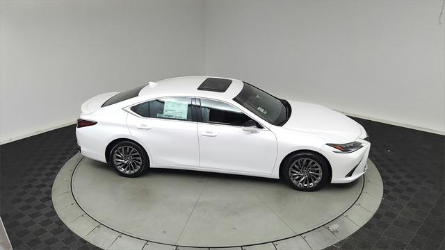 new 2025 Lexus ES 300h car, priced at $56,720