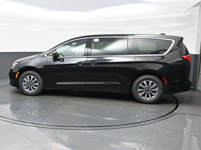 new 2025 Chrysler Pacifica Hybrid car, priced at $46,965