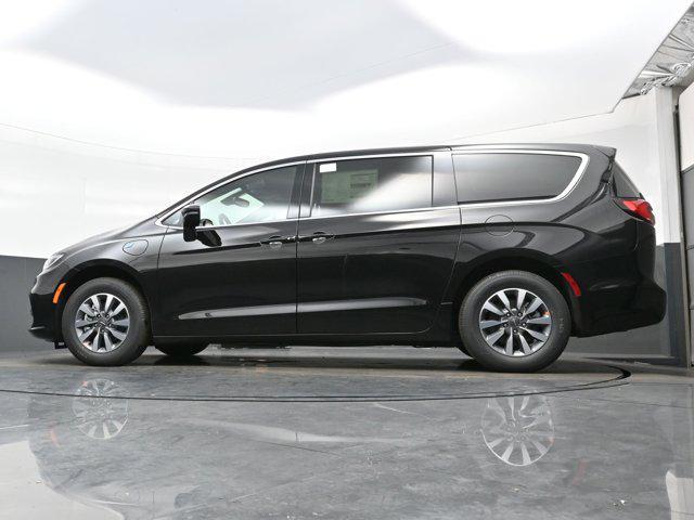 new 2025 Chrysler Pacifica Hybrid car, priced at $46,965