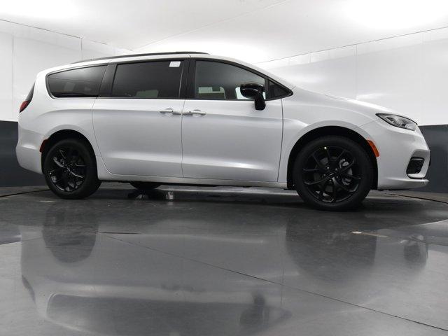 new 2024 Chrysler Pacifica car, priced at $46,768