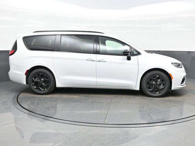 new 2025 Chrysler Pacifica Hybrid car, priced at $50,166