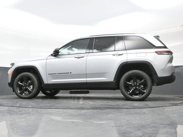 new 2025 Jeep Grand Cherokee car, priced at $42,004