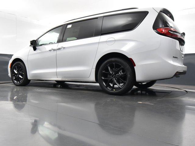 new 2024 Chrysler Pacifica car, priced at $43,305