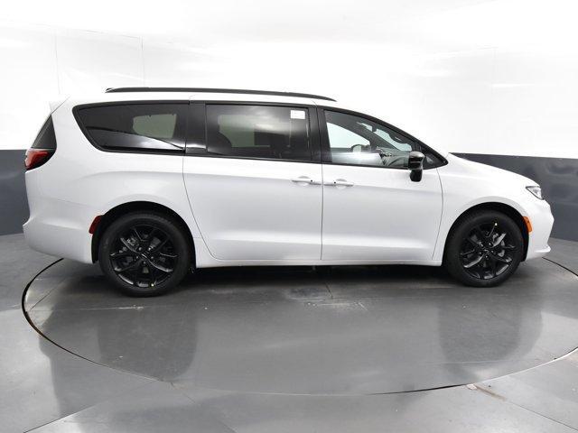 new 2024 Chrysler Pacifica car, priced at $46,768