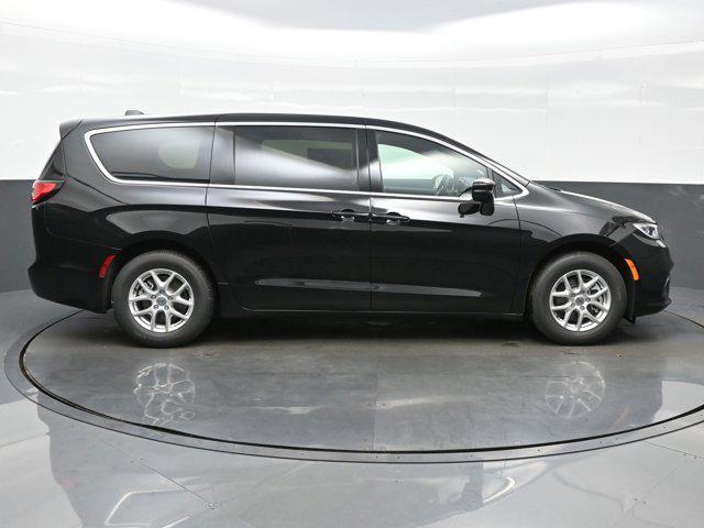 new 2025 Chrysler Pacifica car, priced at $39,316