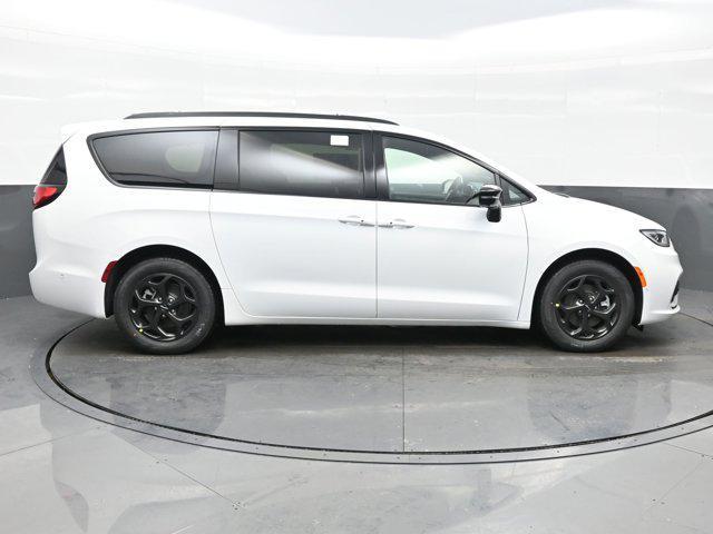 new 2025 Chrysler Pacifica Hybrid car, priced at $50,166