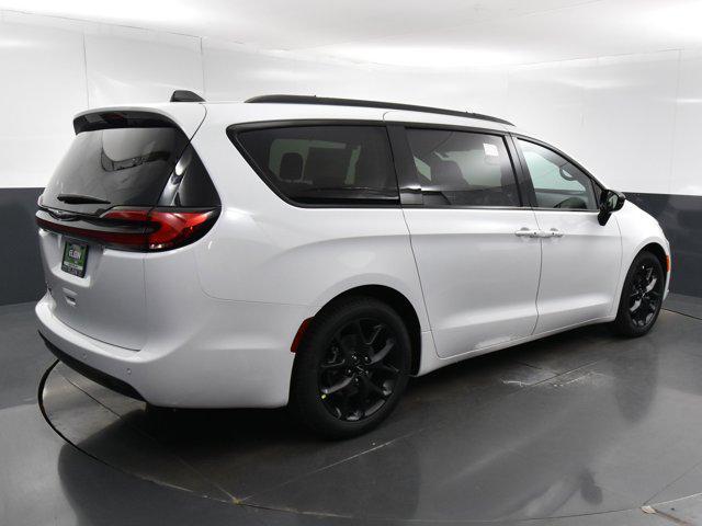 new 2024 Chrysler Pacifica car, priced at $39,815