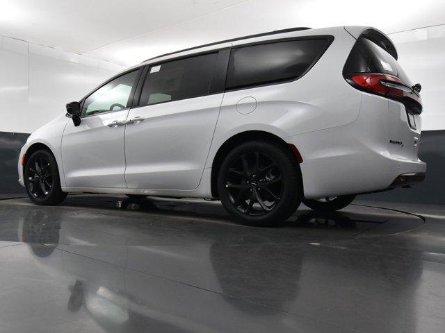 new 2024 Chrysler Pacifica car, priced at $39,815